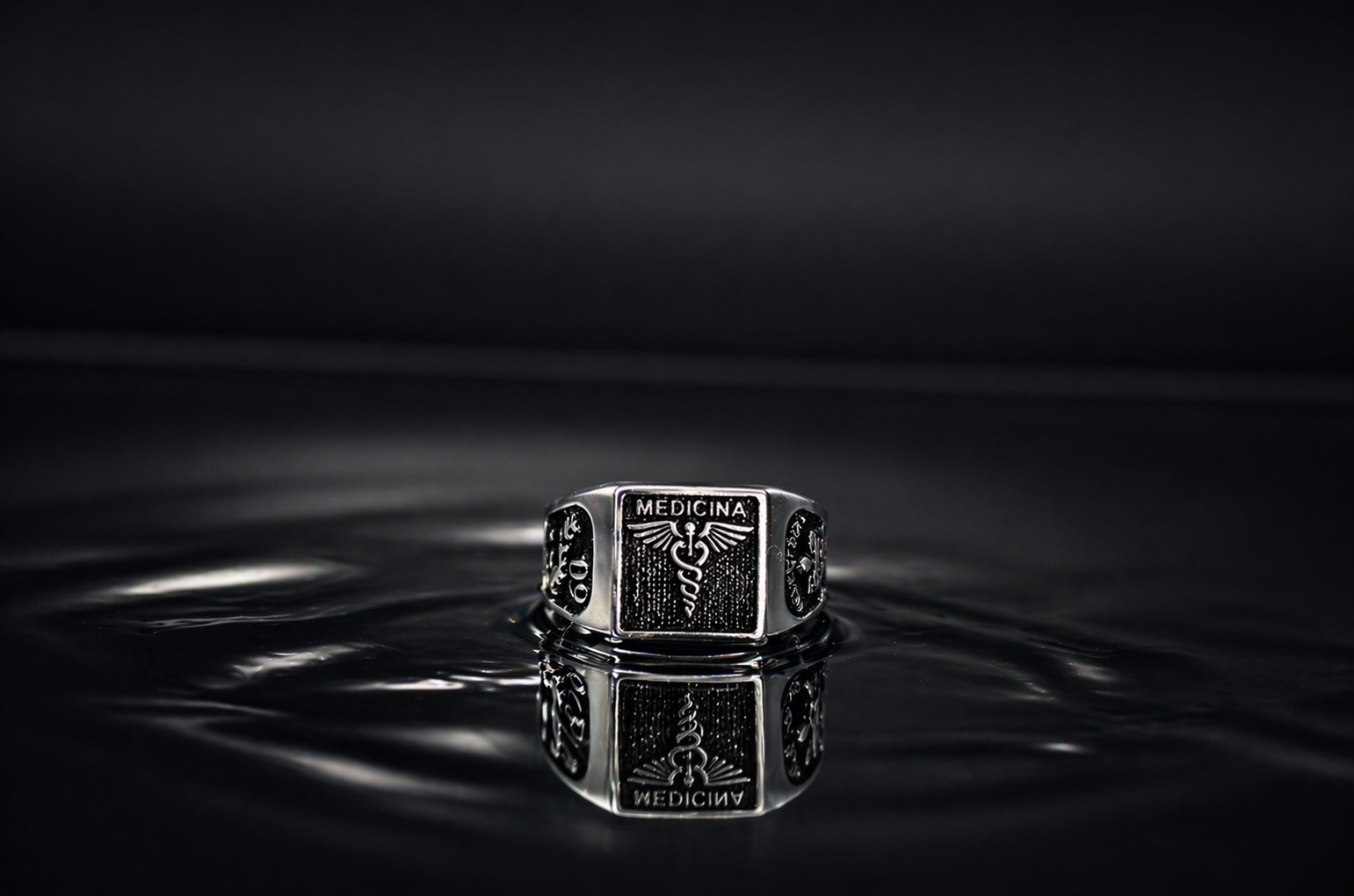 Anillo de Graduación Cuadrado Clásico